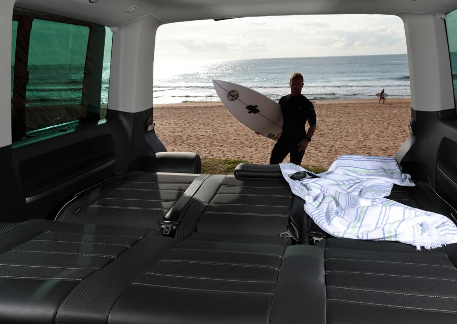 Интерьер Volkswagen Multivan Black Edition (T6) 2019 года  (AU) (фото 10 из 12)